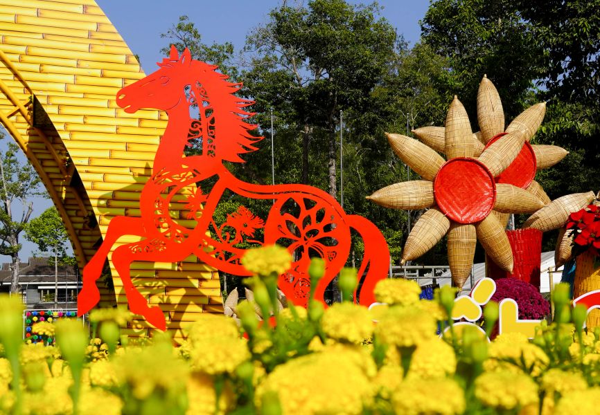 Linh vật ngựa thiết kế đơn giản nhưng thu hút nhờ gam màu đỏ rực rỡ. Ảnh: Phương Anh