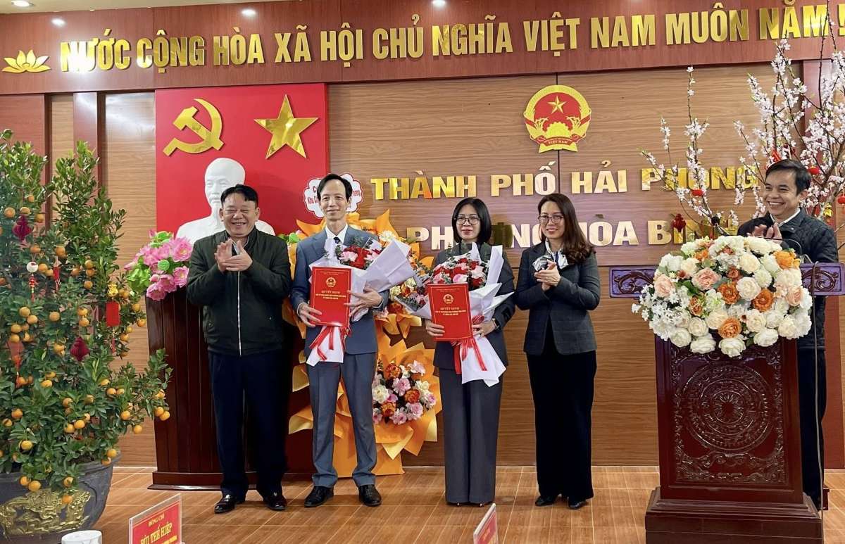 Hoa Binh Ward announces the decision to appoint officials. Photo: Hoa Binh Ward e-Portal