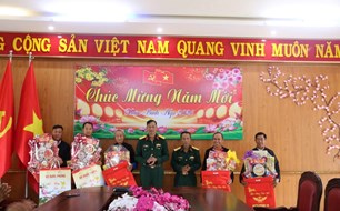 Trung đoàn 720 trao quà cho các hộ gia đình khó khăn