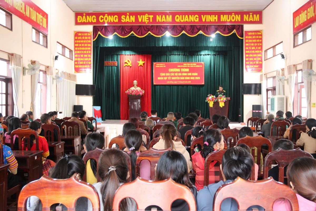 Đại diện các đơn vị trao quà tặng các hộ gia đình khó khăn nhân dịp Tết Nguyên đán Bính Ngọ. Ảnh: Bùi Sơn