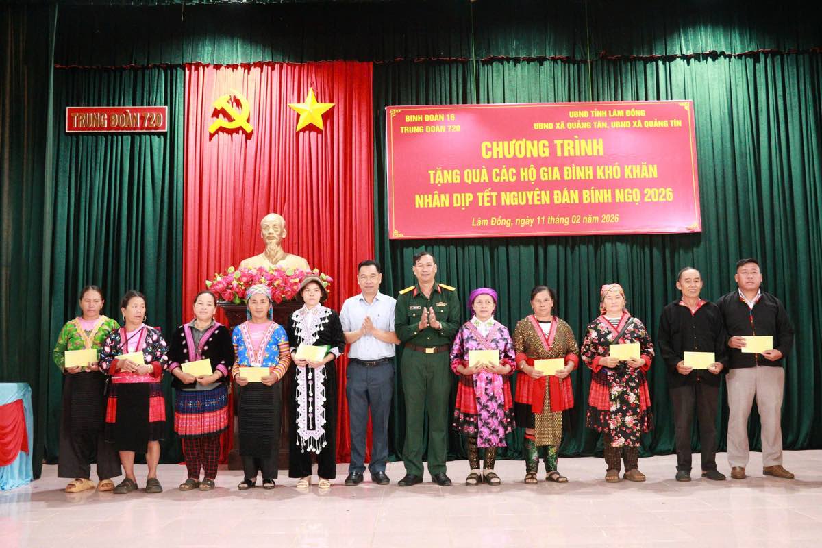 Quang cảnh chương trình trao quà tặng các hộ gia đình khó khăn nhân dịp Tết Nguyên đán Bính Ngọ. Ảnh: Bùi Ngọc