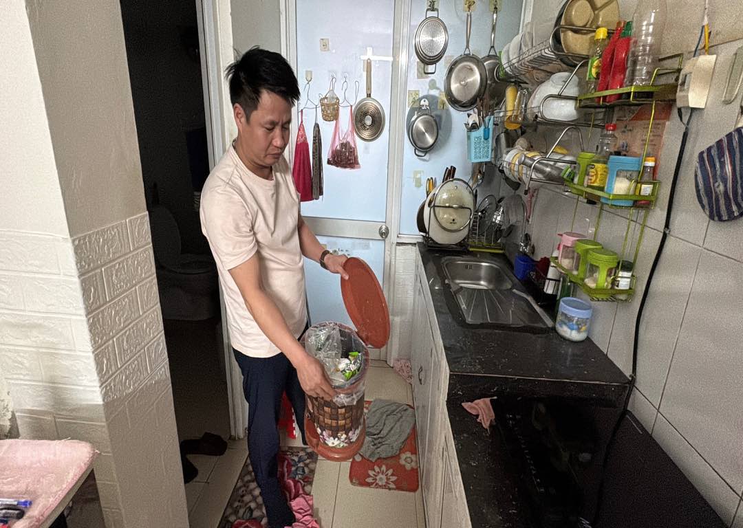 Workers renting rooms request clarification of the collection level of 40,000 VND/household/month for environmental sanitation services. Photo: Bao Han
