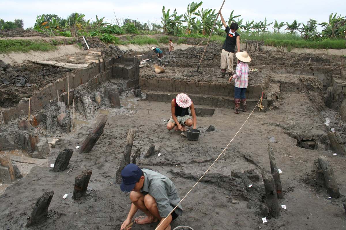 Các chuyên gia Nhật bản và Viện Khảo cổ học Khai quật Bãi cọc đồng Má Ngựa năm 2009. Ảnh Ngô Đình Dũng