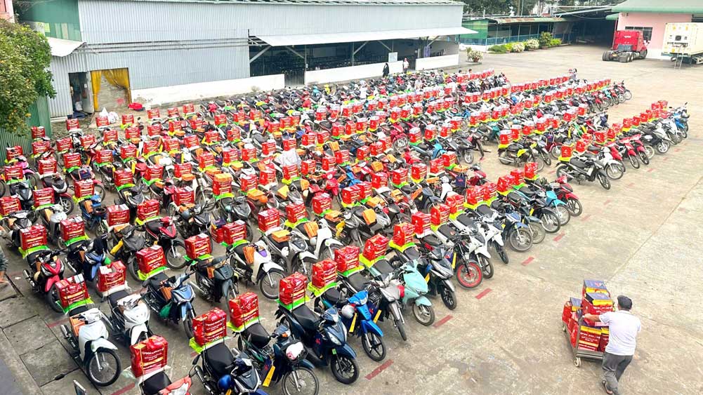 Tet gifts for workers are meticulously tied and firmly fixed onto cars by businesses and trade unions.