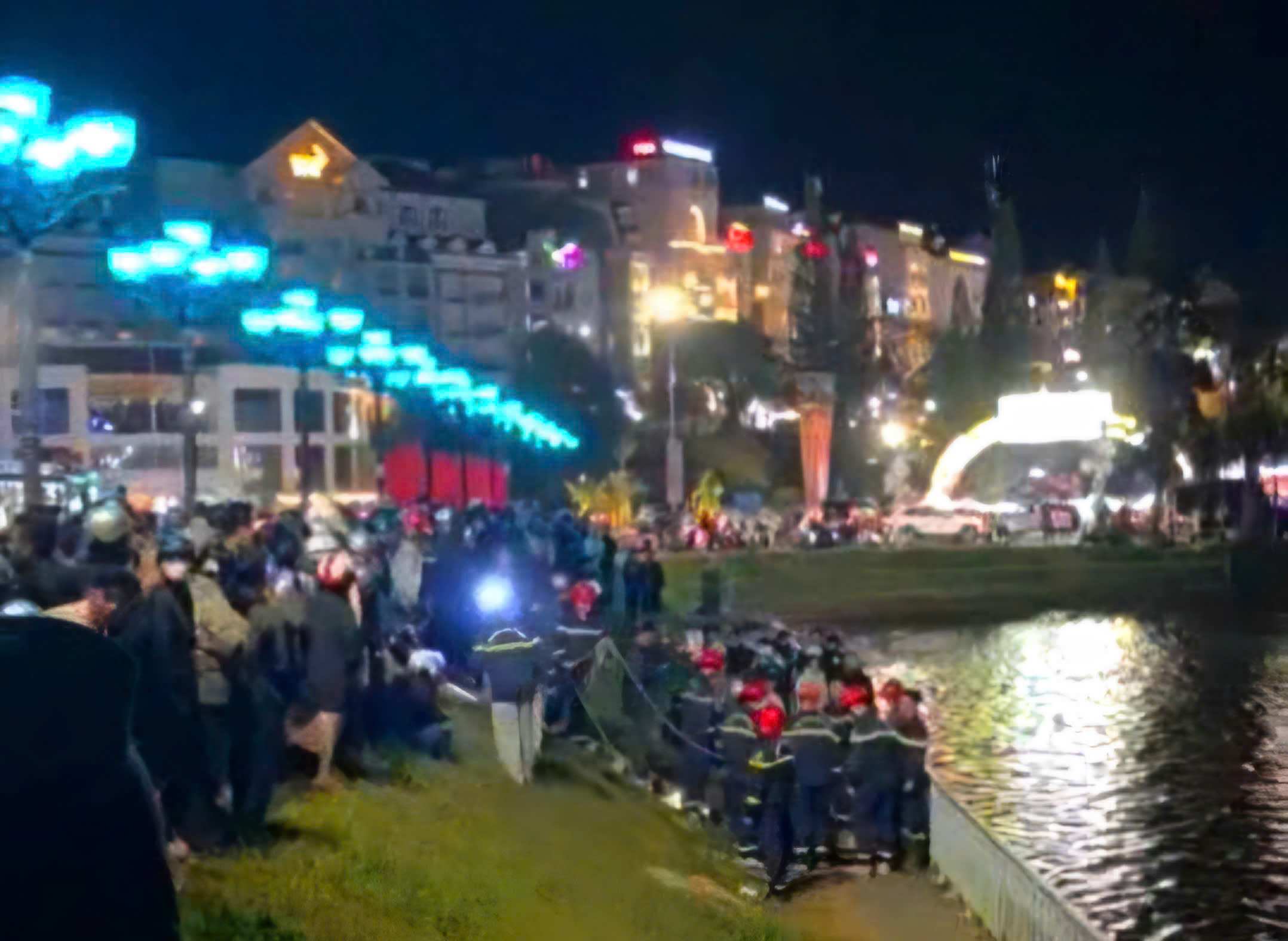 Functional forces deploy rescue work to bring the victim's body out of Xuan Huong Lake. Photo: People provided