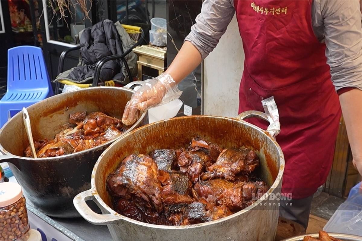 Near Tet, buyers hunt for braised fish famous in the wealthy Hang Be market