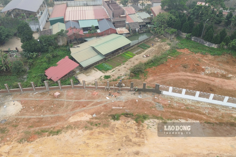 Hệ thống tường rào phía ngoài đang được hoàn thiện. Ảnh: Đinh Đại