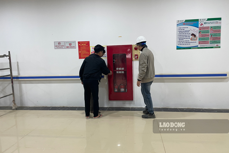 Đơn vị thi công hiện đang bổ sung các hạng mục phòng cháy theo quy định. Ảnh: Đinh Đại