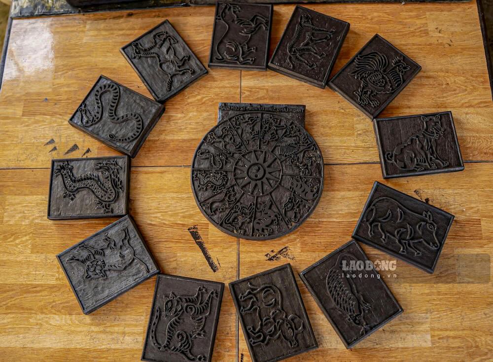 Quy trình làm tranh Sình vẫn giữ nét thủ công truyền thống. Tranh được in trên giấy dó, dùng mộc bản khắc gỗ để lấy đường nét, sau đó tô màu hoàn toàn bằng nguyên liệu tự nhiên như bột sò điệp, lá cây, tro, gạch non… Màu sắc mộc mạc nhưng bền, mang cảm giác gần gũi, linh thiêng.