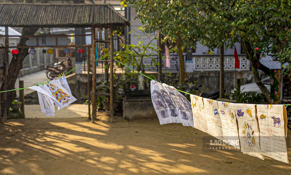 Cách trung tâm TP Huế khoảng 9km, xuôi theo dòng Sông Hương, làng Sình nay thuộc phường Dương Nỗ, là một trong những làng cổ hình thành sớm ở xứ Thuận Hóa. Nơi đây nổi tiếng với dòng tranh dân gian phục vụ tín ngưỡng, gắn bó chặt chẽ với đời sống tâm linh của người Huế từ bao đời.