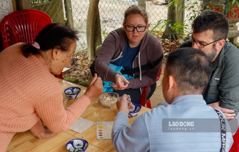 Những năm gần đây, tranh làng Sình dần được “đánh thức”. Xưởng tranh của nghệ nhân Phước thường xuyên đón du khách trải nghiệm in tranh, tô màu, tự tay hoàn thiện một bức tranh Sình. 