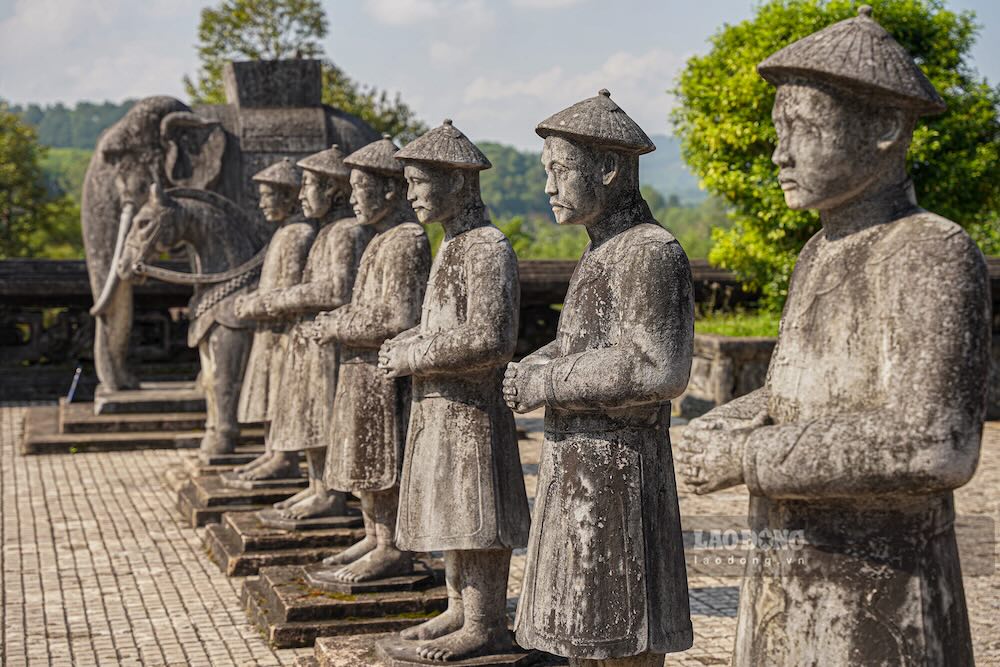 Mỗi bái đình đều có hai hàng tượng quan viên văn võ và voi, ngựa chầu hầu. Trong trật tự sắp đặt ấy, ngựa đứng ở bậc thứ ba, sau văn quan, võ quan và ngang với tượng voi.
