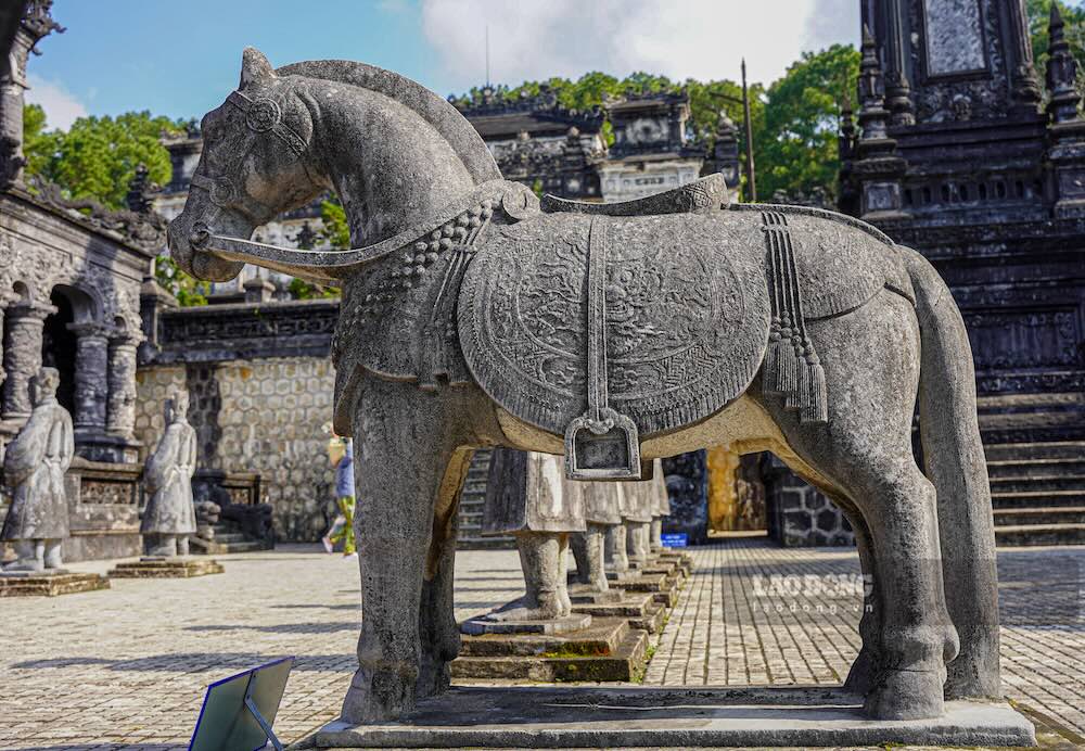 Điểm đáng chú ý là tạo hình ngựa đá ở Huế khá tiết chế. Ngựa không được thể hiện trong tư thế phi nhanh hay phô bày sức mạnh dữ dội, mà đứng thẳng, bốn chân trụ vững, đầu hơi cúi.