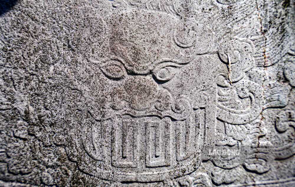 Họa tiết được chạm khắc lên hông ngựa.