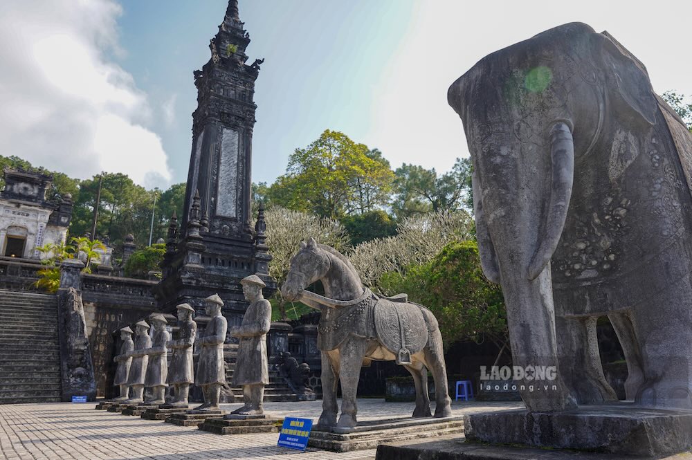 Cũng theo ông Trần Đức Anh Sơn, tùy từng giai đoạn lịch sử và hoàn cảnh cụ thể, hình tượng ngựa trong các lăng vua Nguyễn có những khác biệt rõ rệt. Ngựa ở các lăng Gia Long, Minh Mạng, Thiệu Trị, Khải Định được tạc bằng đá; riêng ngựa ở lăng Đồng Khánh lại được đúc bằng xi măng. Ngựa lăng Gia Long có vóc dáng rắn rỏi, kiêu dũng; ngựa lăng Minh Mạng to mập, uy nghi, đường bệ...