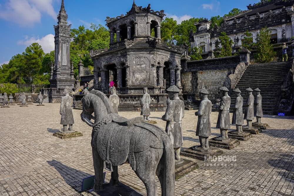 Ngựa đá xuất hiện tại hầu hết các lăng vua Nguyễn, đứng cùng voi đá và hàng quan triều đình cũng được tạc bằng đá.