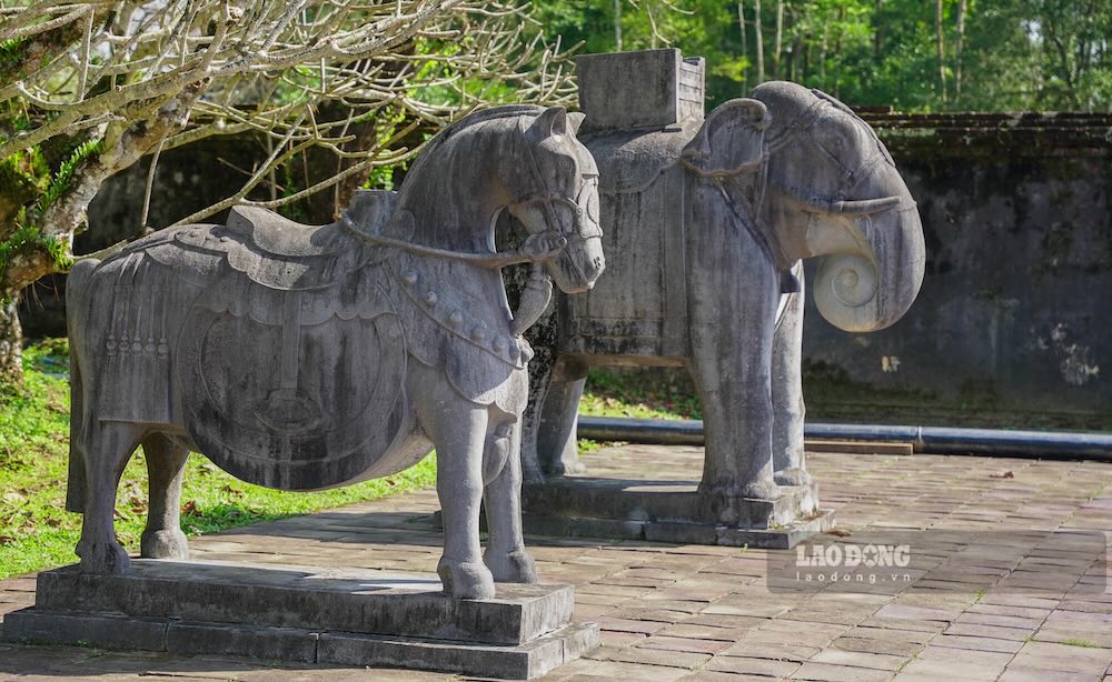 Trên hình là ngựa đá ở lăng Minh Mạng, đứng cạnh là voi đá.