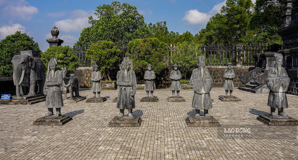 Do tuân thủ những nguyên tắc chung khi kiến tạo sơn lăng cho các bậc đế vương, lăng của các vua triều Nguyễn đều có bi đình và bái đình. Bi đình là nhà bia, nơi dựng bia ghi công đức của chủ nhân khu lăng; bái đình là sân chầu, nơi vua kế nhiệm cùng các đình thần văn võ đến bái lạy trong các dịp húy nhật, lễ kỵ. Đây cũng là không gian mà ngựa góp mặt.