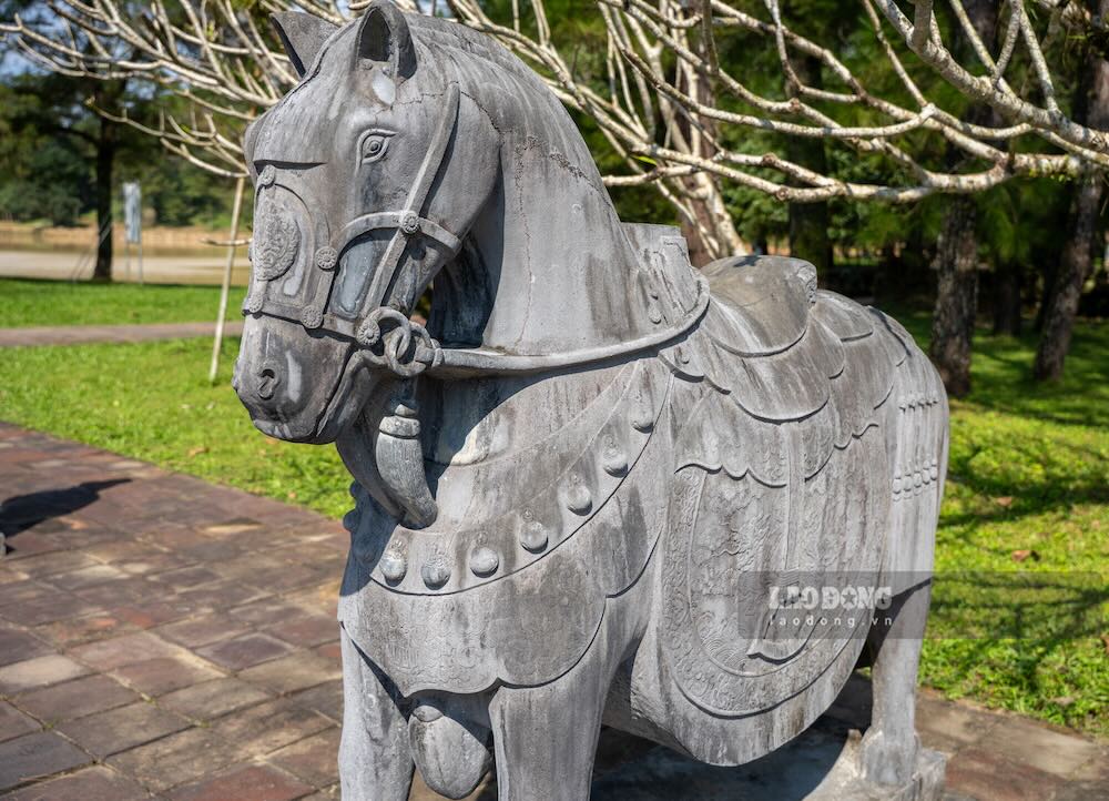 Đây không phải là yếu tố trang trí đơn thuần, mà là một phần trong bố cục nghi lễ của cung đình. Khi đặt ngựa đá trước lăng, triều đình gửi gắm quan niệm về sự trung thành và sự phụng sự đối với nhà vua được kéo dài sang cả thế giới bên kia.