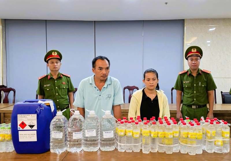 Công an mật phục, bắt quả tang cơ sở sản xuất hơn 1.000 lít giấm bẩn/ngày từ axit ở Đà Nẵng. Ảnh: CACC