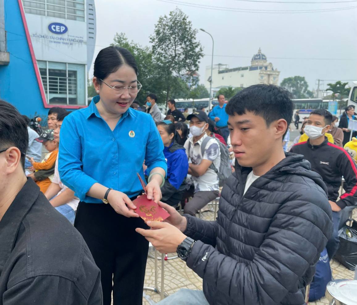 Lãnh đạo LĐLĐ TPHCM trao lì xì tiễn công nhân về quê. Ảnh: Đình Trọng