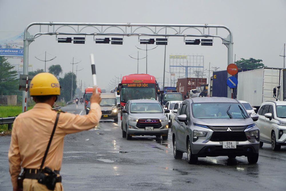 HCMC traffic police regulate and divert traffic at the gateway of HCMC in the afternoon of the 11th. 2. Photo: Nguyen Chan