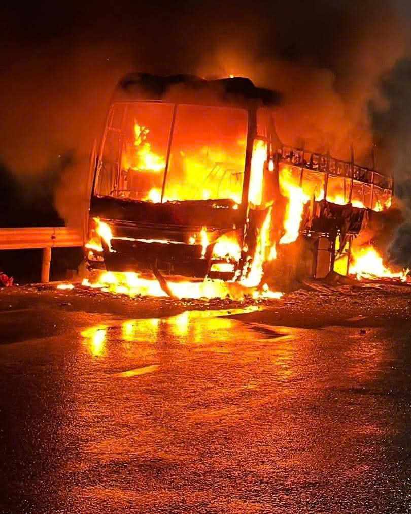 Sleeper bus burned down on National Highway 1. Photo: Huu Long