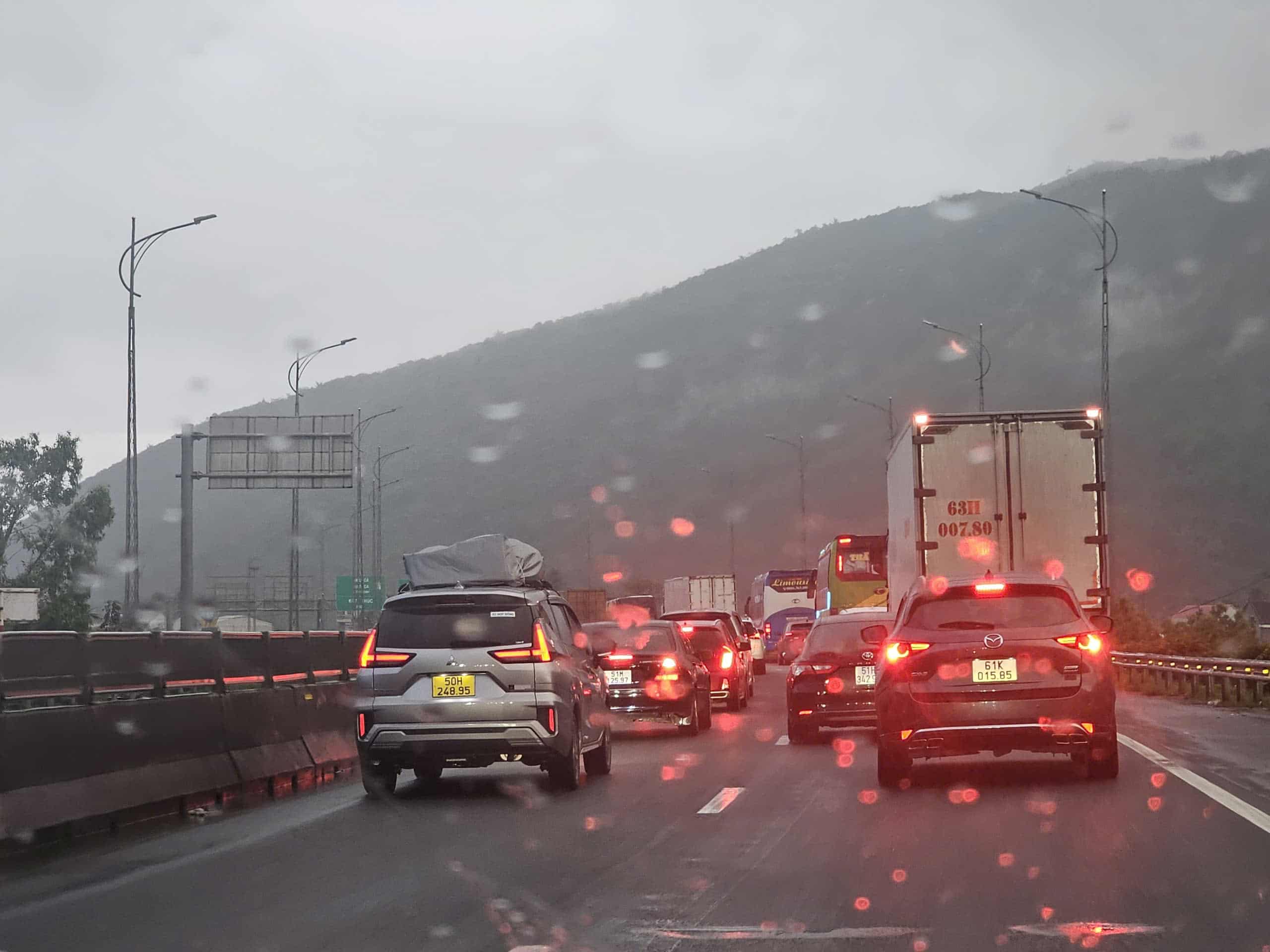 Prolonged traffic jam at Deo Ca tunnel, drivers tiredly waiting to return home for Tet. Photo: Nguyen Hoang