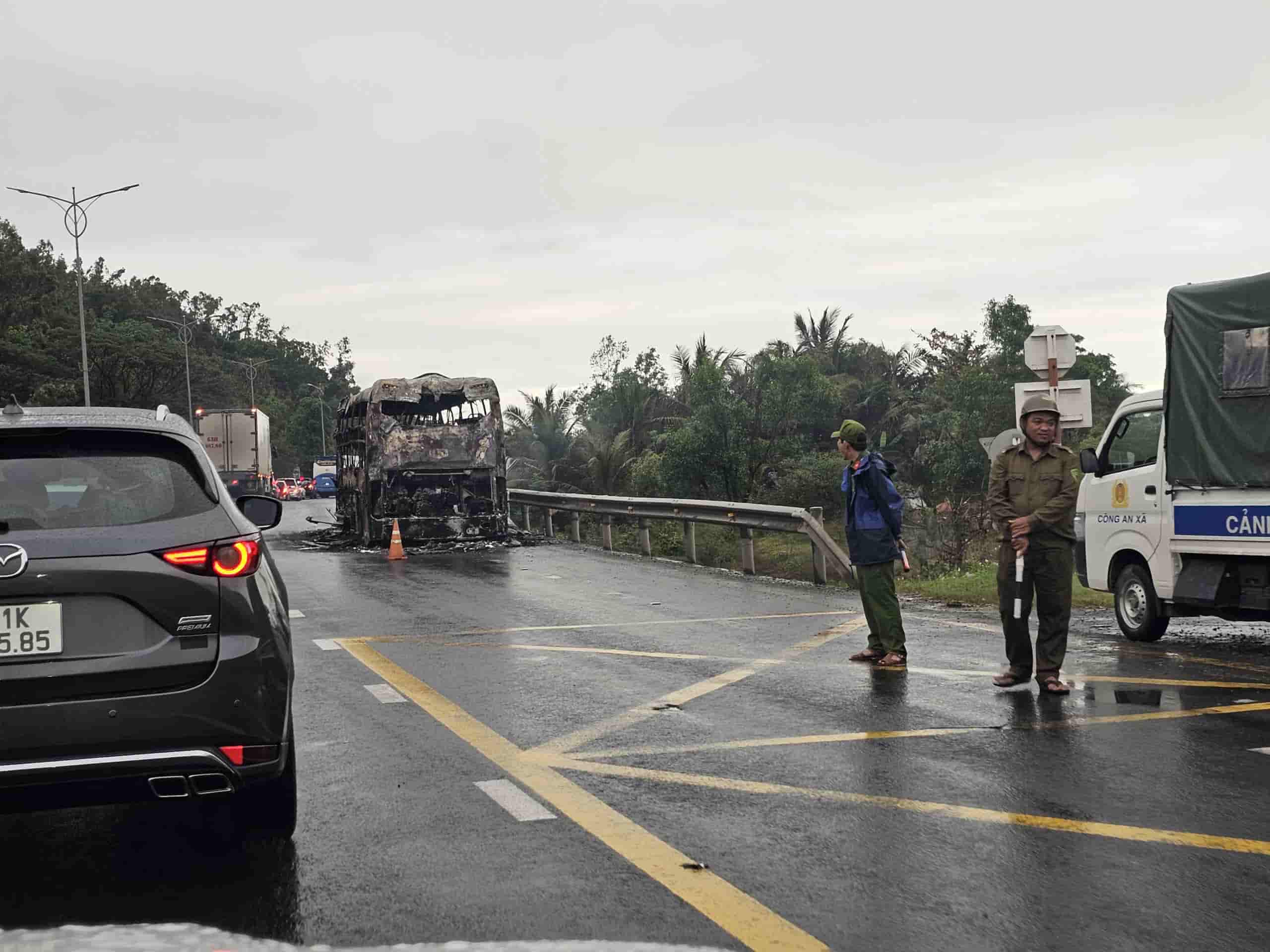 Hình ảnh vụ cháy xe khách trên Quốc lộ 1. Ảnh: Hữu Long