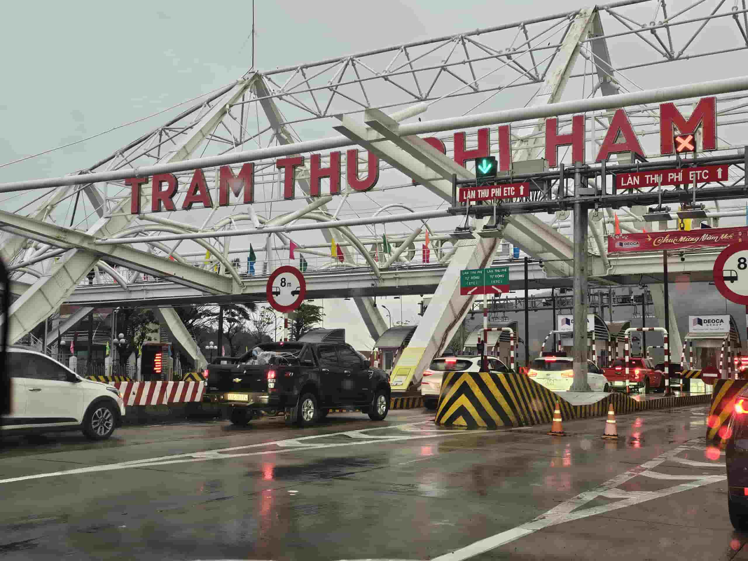 Trong dịp Tết, áp lực giao thông qua khu vực hầm Đèo Cả là rất lớn. Ảnh: Hữu Long