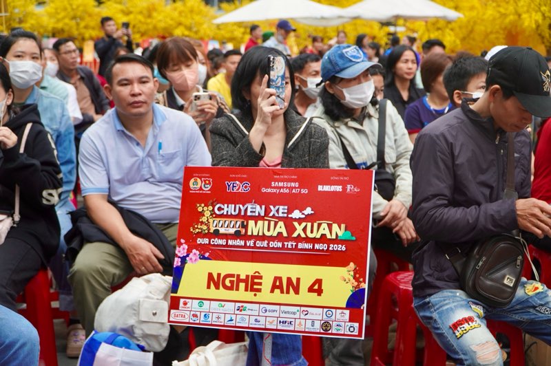 Spring bus" takes workers home to celebrate Binh Ngo Tet 2026