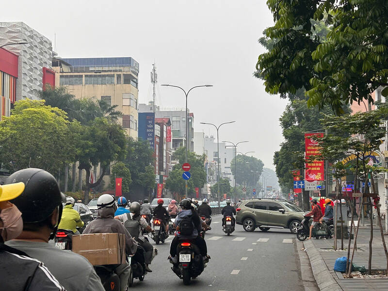 Bầu trời TPHCM đục ngầu sáng nay. Ảnh: Hạ Mây