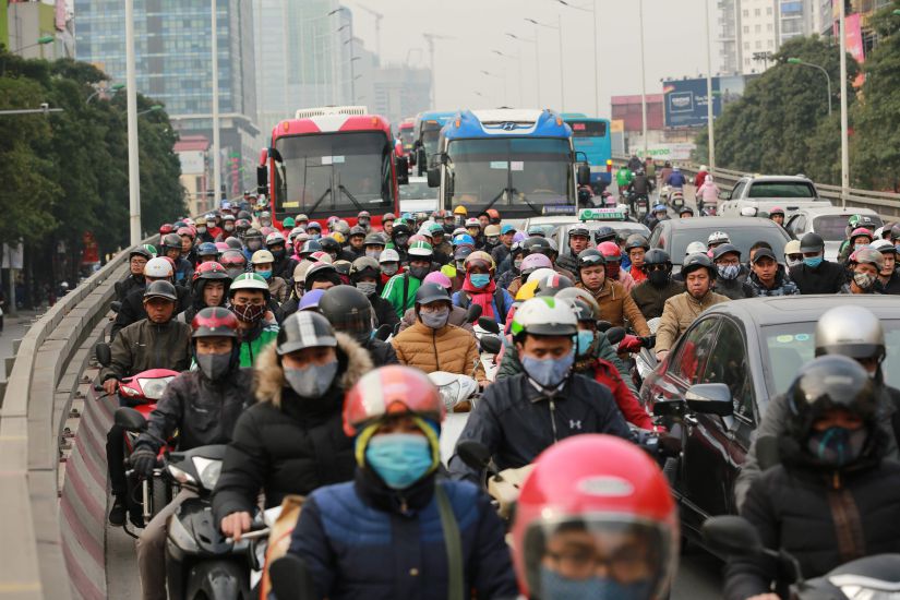 Lưu lượng phương tiện tăng cao dịp giáp Tết, khiến tình trạng tắc nghẽn, ùn ứ xảy ra thường xuyên trên tuyến đường Nguyễn Chí Thanh - Trần Duy Hưng. Ảnh: Hải Nguyễn