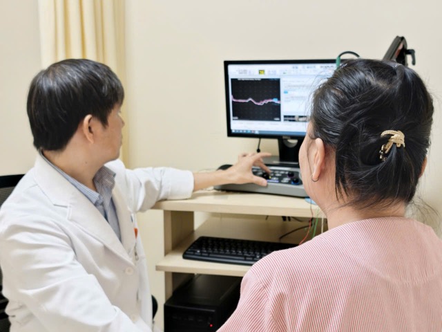 Doctor Pham Xuan Hau examines a cardiovascular patient. Photo: Nguyen Ly