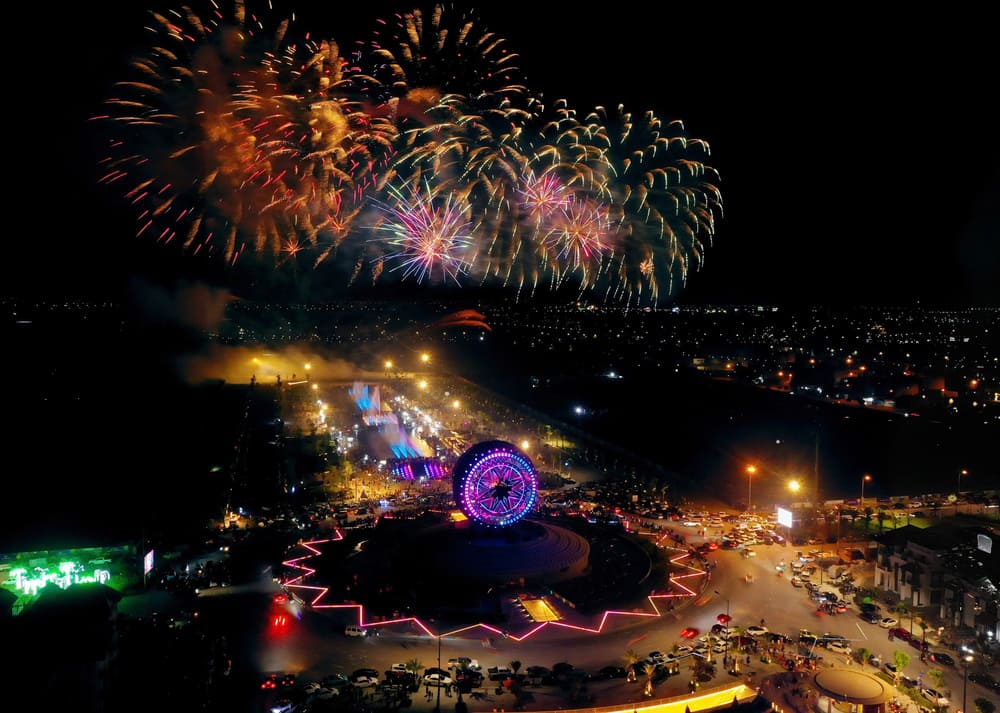 Pháo hoa rực sáng cả một góc trời của vùng đất di sản. Ảnh: Thanh Sơn 