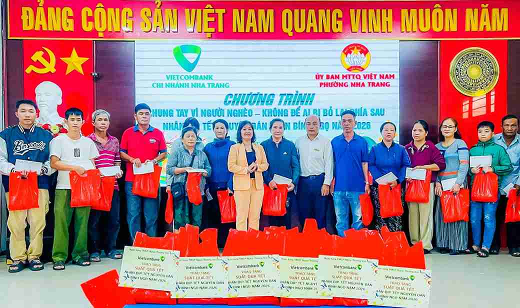 La localidad ha entregado regalos de Tết a familias necesitadas en Nha Trang. Foto: Hữu Thông