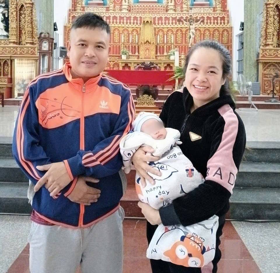 Nụ cười hạnh phúc của anh Nho và chị Ngọ sau hành trình dài đã đón được con yêu. Ảnh: BVCC 