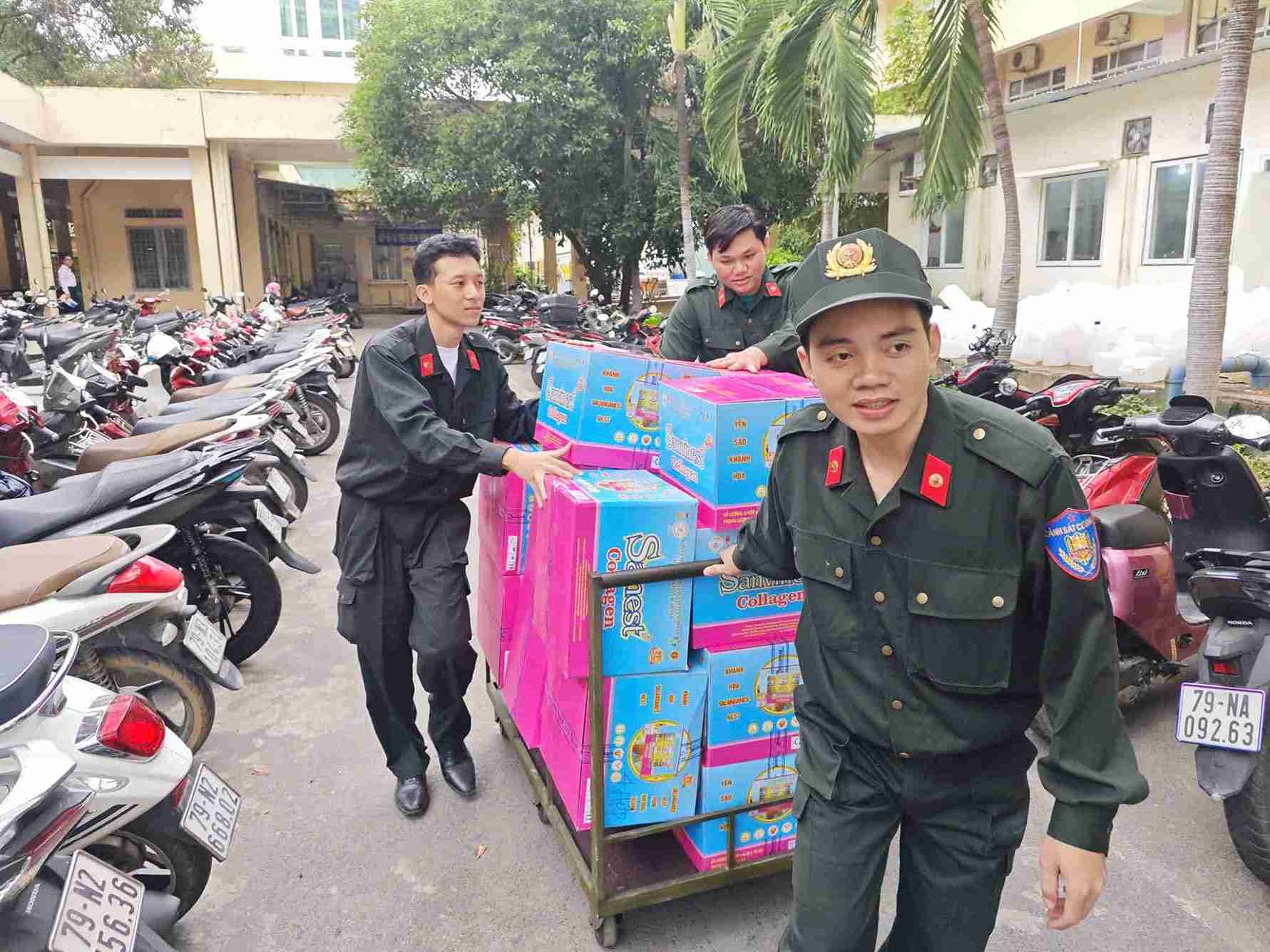 Phòng Cảnh sát cơ động tham gia Chương trình “Phiên chợ Tết 0 đồng”, góp phần mang Tết đến gần hơn với người bệnh có hoàn cảnh khó khăn. Ảnh: Nắng Xuân