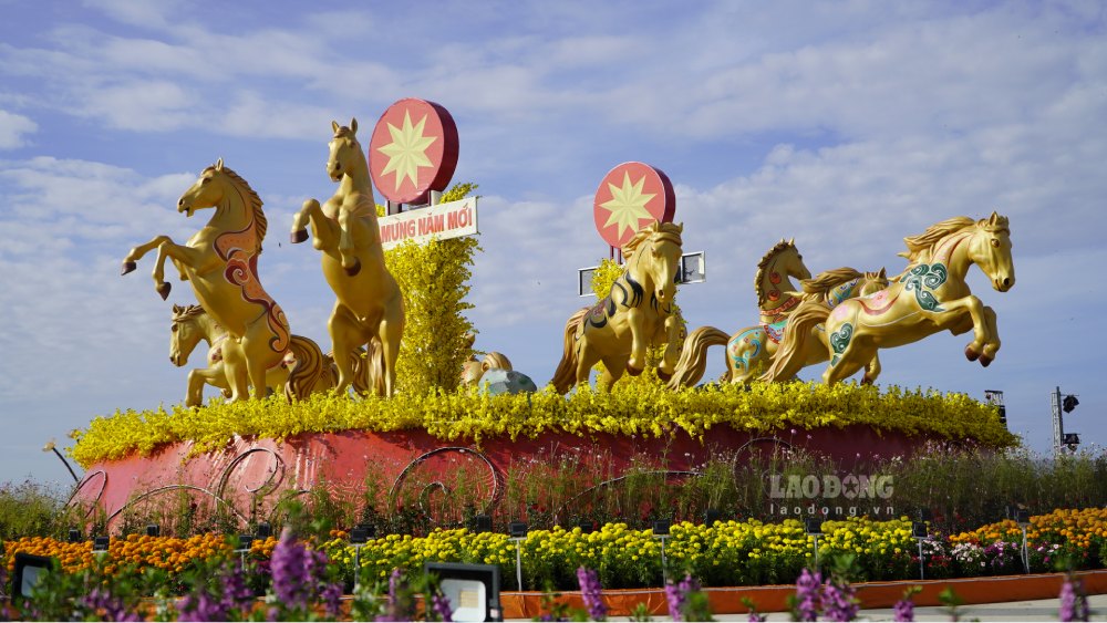 Đàn ngựa 10 con mang ý nghĩa tốt đẹp, chúc mã đáo thành công. Ảnh: Nguyên Anh