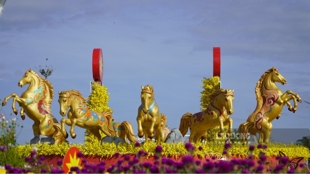 Horse mascot in Rach Gia ward, An Giang province. Photo: Nguyen Anh