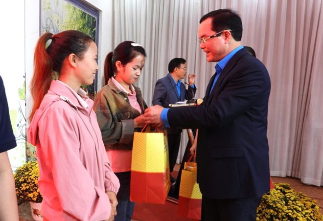 Tiếp thêm niềm vui cho công nhân Đắk Lắk đón Tết