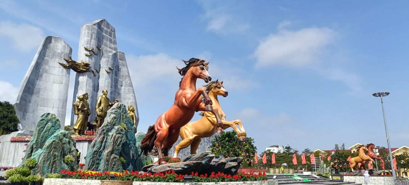 Sự xuất hiện của dàn linh vật ngựa tạo nên điểm nhấn tại Quảng Trường Hồ Chí Minh góp phần tạo không khí vui tươi, phấn khởi trong dịp Tết đến, xuân về. Ảnh: Thanh Trung