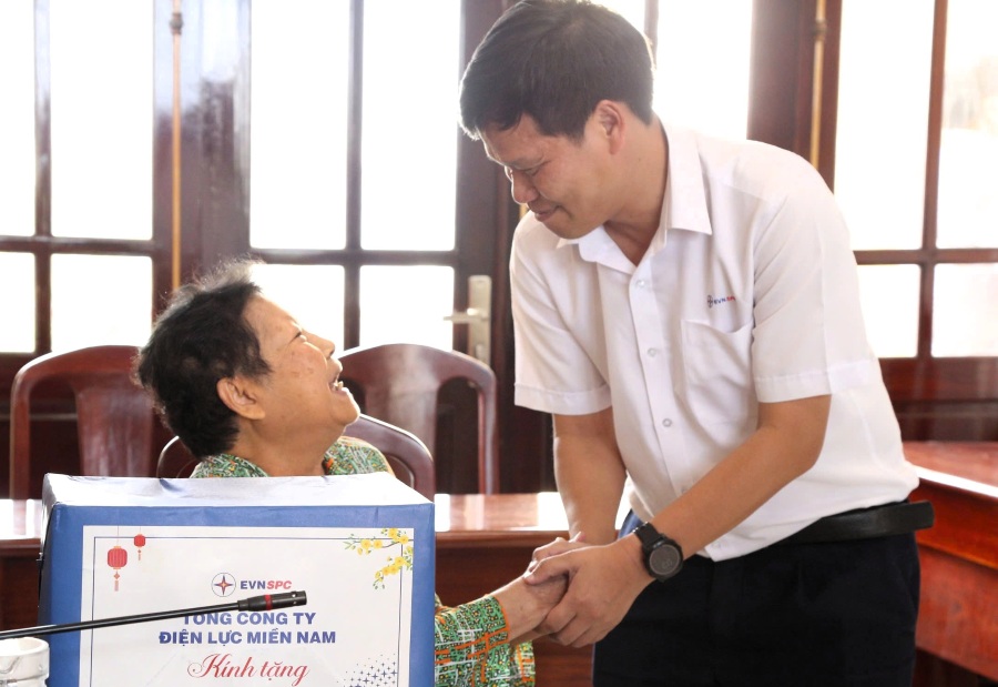 Ông Bùi Quốc Hoan - Phó Tổng giám đốc EVNSPC - thăm hỏi, tặng quà Tết cho hộ nghèo, gia đình chính sách. Ảnh: EVNSPC
