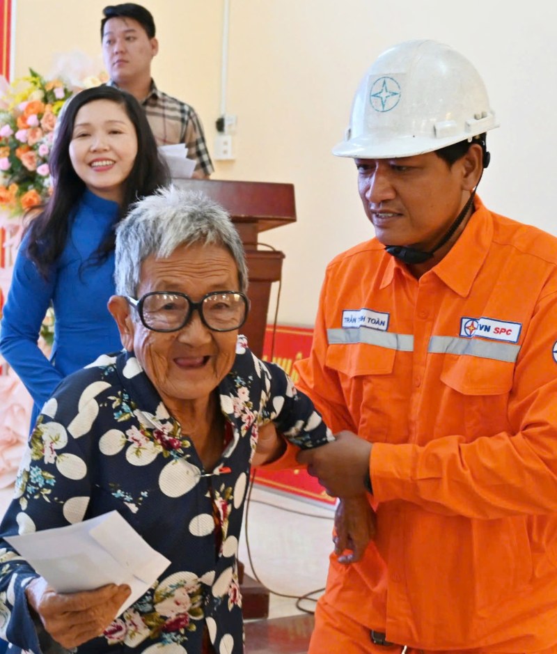 Hàng nghìn phần quà Tết đã được EVNSPC trao đến hộ nghèo, gia đình chính sách tại 8 tỉnh, thành phố phía Nam dịp Tết Nguyên đán Bính Ngọ 2026. Ảnh: EVNSPC