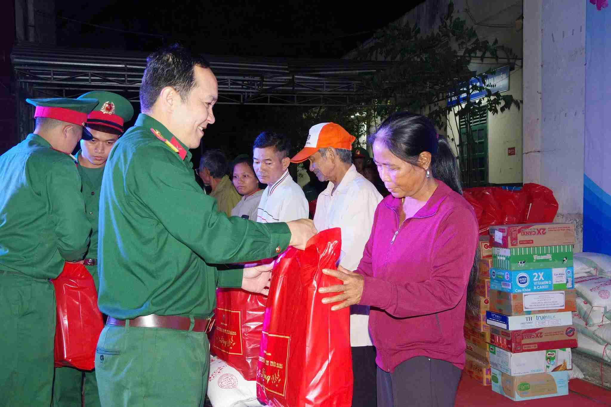 Soldiers bring spring to the people in the highlands. Photo: Van Coc