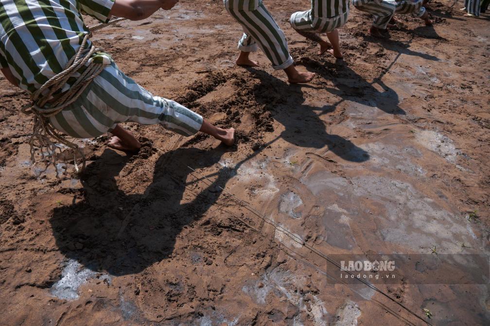 Phạm nhân chơi trò chơi kéo co. Ảnh: Tạ Quang