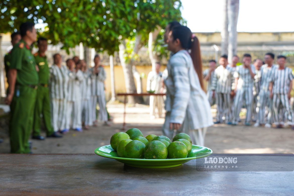 Phạm nhân chơi tròi chơi cắn muỗng chuyền chanh. Ảnh: Tạ Quang