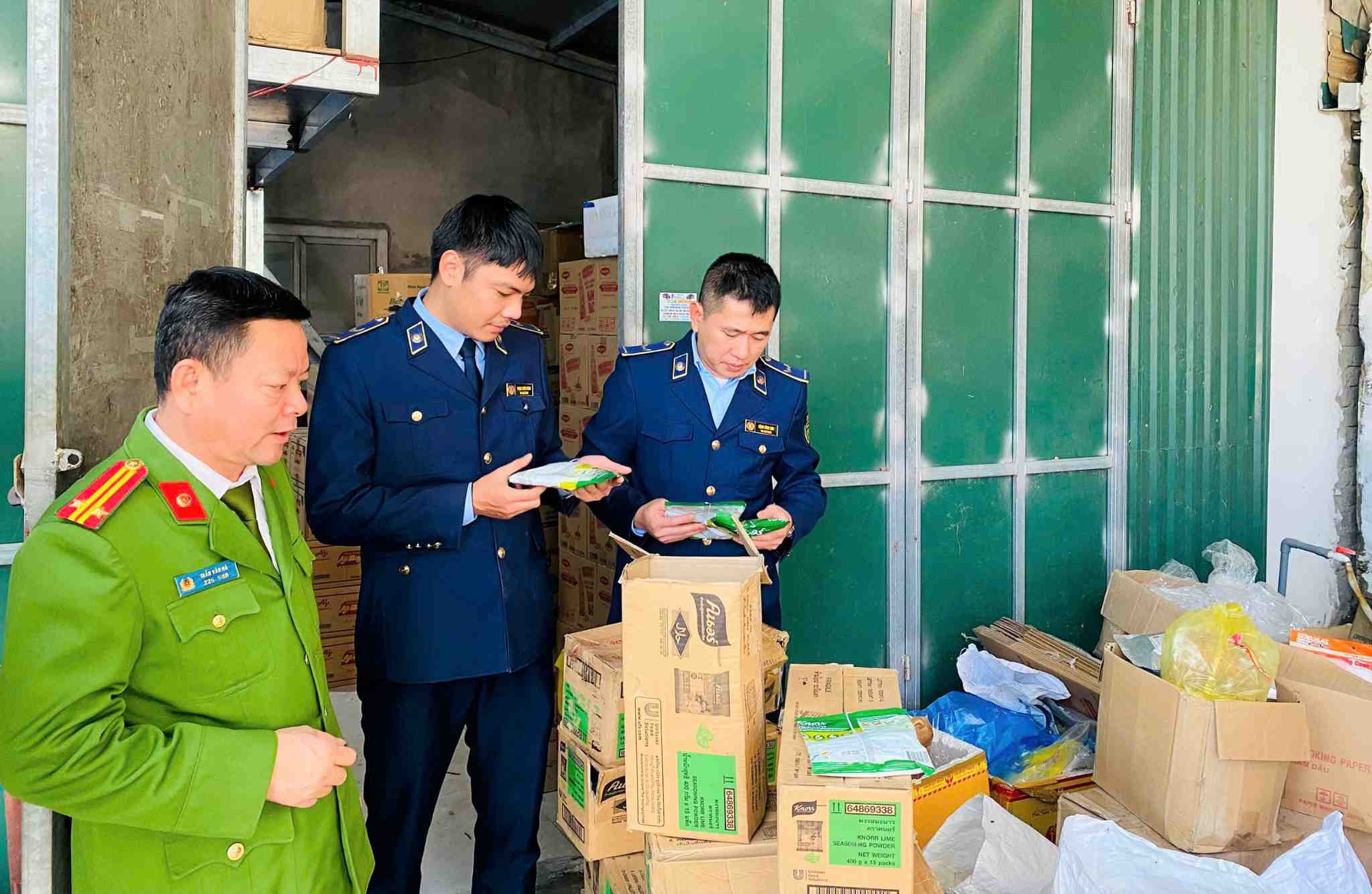 Functional agencies of Nghe An province inspect suspected goods of unknown origin at a business establishment, strengthening food safety assurance near Tet. Photo: Ngoc Anh