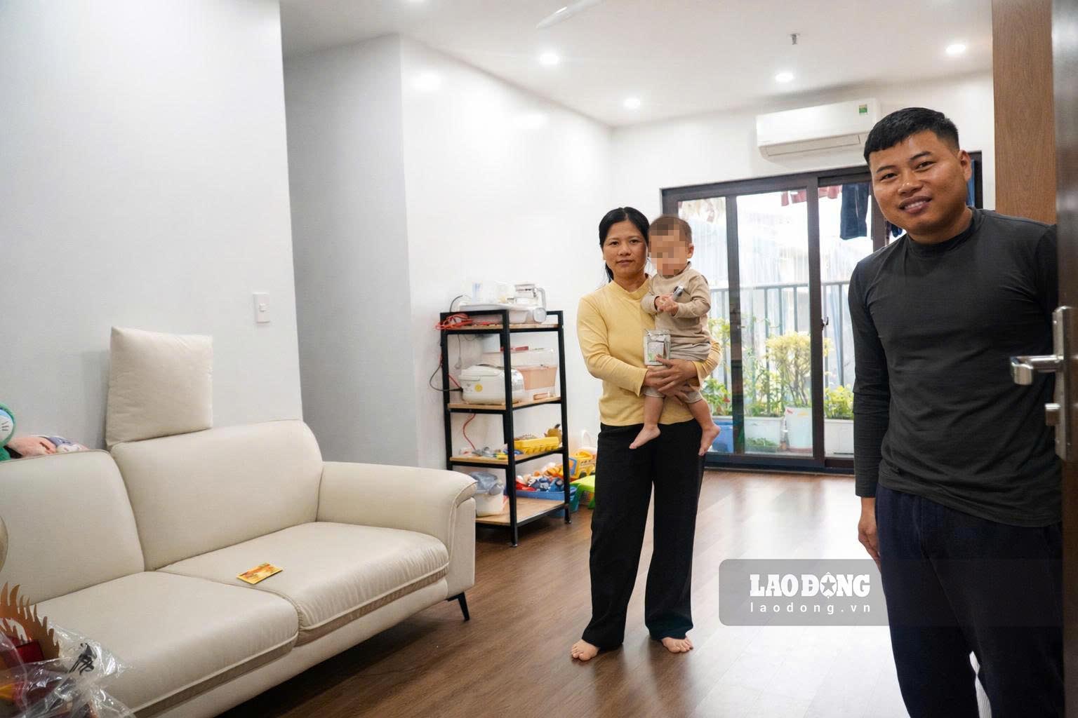 Gia đình anh Thắng trong căn hộ mới. Ảnh: PV