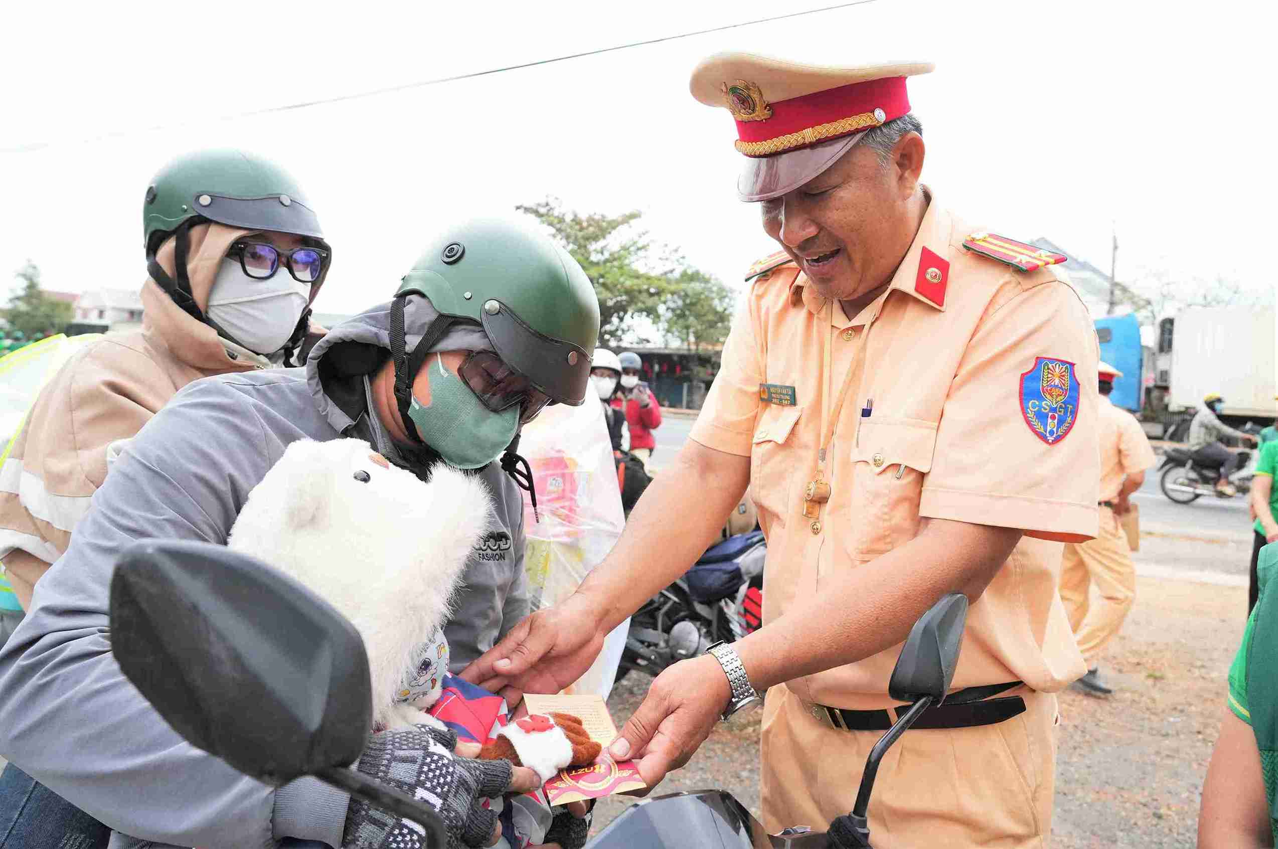 Lam Dong Provincial Police Traffic Police give lucky money at the beginning of spring to young children and their parents to return to their hometowns for Tet. Photo: Hoang Long